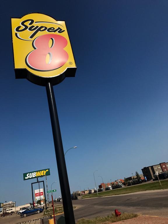 Super 8 By Wyndham Kindersley Dış mekan fotoğraf
